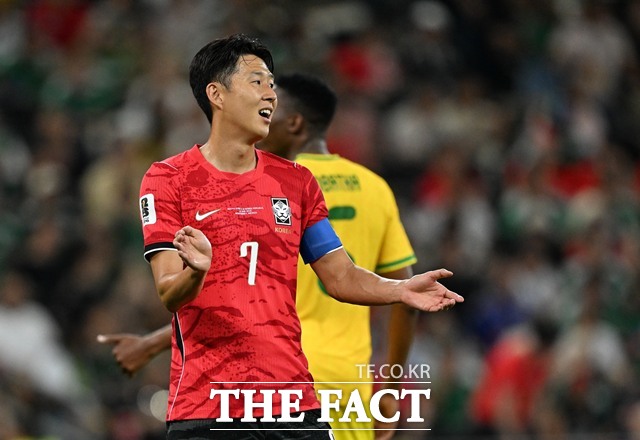한국의 '캡틴' 손흥민이 25일 남아공과 2026 북중미 월드컵 조별리그 A조 최종 3차전에서 후반 교체 투입된 뒤 동료들과 호흡이 맞지 않아 안타까워하고 있다./몬테레이=신화.뉴시스