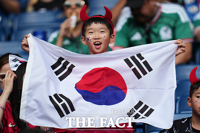 대한민국의 32강 진출을 가를 3차전 경기를 앞두고 한국 축구팬이 함성을 지르고 있다. /몬테레이=AP.뉴시스