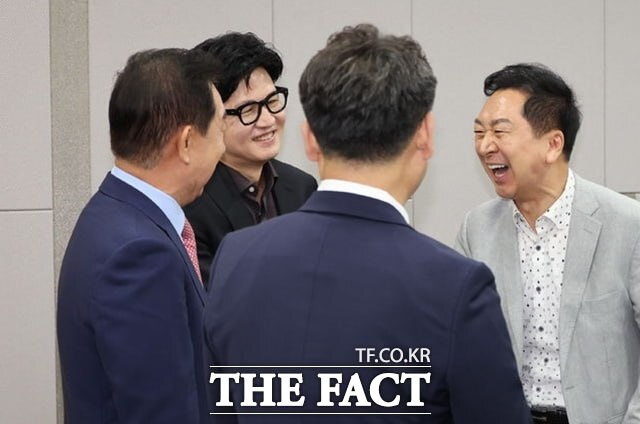 장동혁 국민의힘 대표가 건강 악화로 자리를 비운 사이 한동훈 무소속 의원이 원내 의원들과의 입법 및 정책 공조에 공들이는 모습을 보였다. 사진은 한 의원이 23일 서울 국회의원회관에서 열린 참정권 피해사태와 선거제도 개혁 국회 토론회에서 김기현 국민의힘 의원 등과 대화하는 모습. /뉴시스