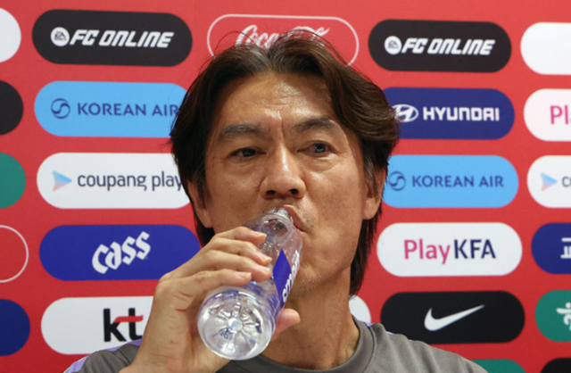 홍명보 한국 축구대표팀 감독이 귀국 전 사퇴를 택했지만, 비판 여론은 오히려 거세지고 있다. 사진은 홍 감독이 지난 25일(현지시간) 멕시코 과달라하라 인근 사포판에 위치한 베이스캠프 훈련장 치바스 바예 베르데에서 회복 훈련 전 기자회견에서 물을 마시고 있는 모습. /뉴시스