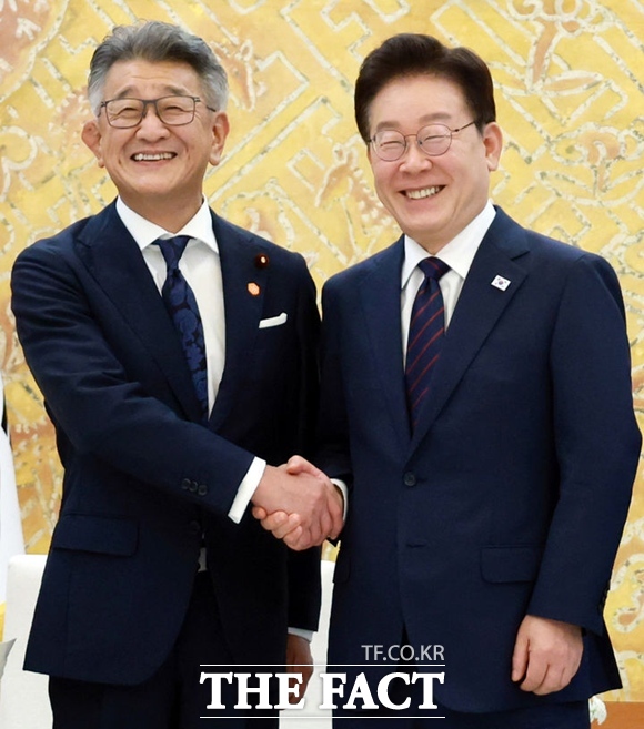 이재명 대통령이 26일 청와대에서 다케다 료타 한일의원연맹 회장을 접견하고 기념촬영을 하고 있다. /뉴시스