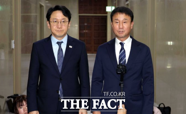 더불어민주당 내부에서는 18개 상임위원장을 모두 맡는 방안에 대한 정치적 부담도 적지 않다는 평가가 나오면서 일부 상임위원장을 야당에 배분하는 방안도 거론된다. 사진은 한병도 민주당 대표 직무대행 겸 원내대표가 지난 26일 오후 서울 여의도 국회 운영위원장실에서 각 상임위원장 등 원구성 관련 여야 2+2 회동을 마치고 나와 취재진의 질문에 답변하고 있는 모습. 왼쪽은 천준호 원내운영수석부대표. /뉴시스