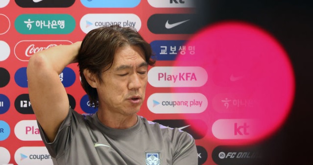 대한축구협회는 홍명보 감독이 지휘해 온 축구대표팀은 30일 오전 인천국제공항을 통해 귀국한다고 28일 밝혔다. 사진은 홍명보 축구 국가대표팀 감독이 25일(현지 시각) 멕시코 과달라하라 인근 사포판의 베이스캠프 훈련장 치바스 바예 베르데에서 회복 훈련 전 기자회견을 하는 모습. /뉴시스
