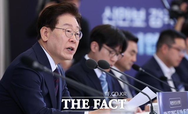 이재명 대통령이 26일 청와대에서 주재한 미래 신안보 혁신기업 육성 전략회의에서 발언하고 있다. /뉴시스