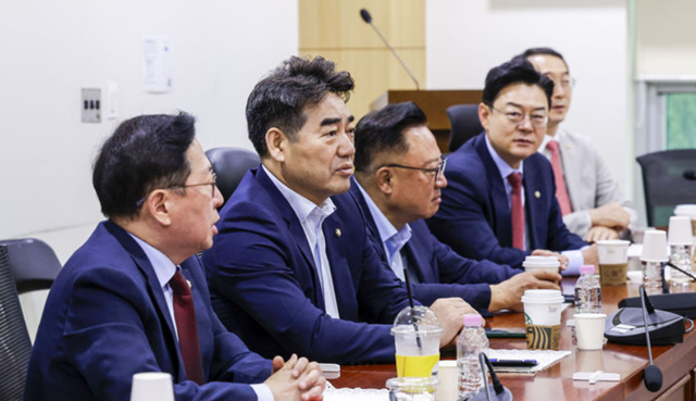 '대안과미래'가 장동혁 대표 유튜브 관련 입장문을 내고 지방선거 패배의 책임을 져야 한다고 강조했다. 사진은 이성권 국민의힘 의원(왼쪽 두번째)을 비롯한 소속 의원들이 25일 서울 여의도 국회 의원회관에서 대안과미래 조찬 모임을 하는 모습. /뉴시스