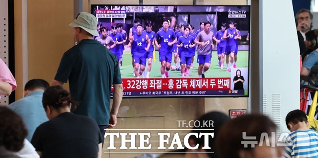 서울역사에서 시민들이 월드컵 32강 진출이 좌절된 소식을 전하는 TV 뉴스를 시청하고 있다. /뉴시스