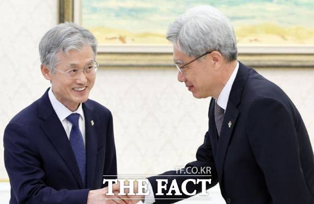 조희대(왼쪽) 대법원장과 김상환 헌법재판소장이 8일 청와대에서 열린 4부 요인 회동에서 인사하고 있다. 2026.06.08./뉴시스