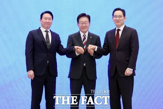 이재명 대통령이 29일 청와대 영빈관에서 열린 대한민국 대도약 3대 메가프로젝트 국민보고회에서 이재용 삼성전자 회장, 최태원 SK그룹 회장과 기념촬영을 하고 있다. /뉴시스