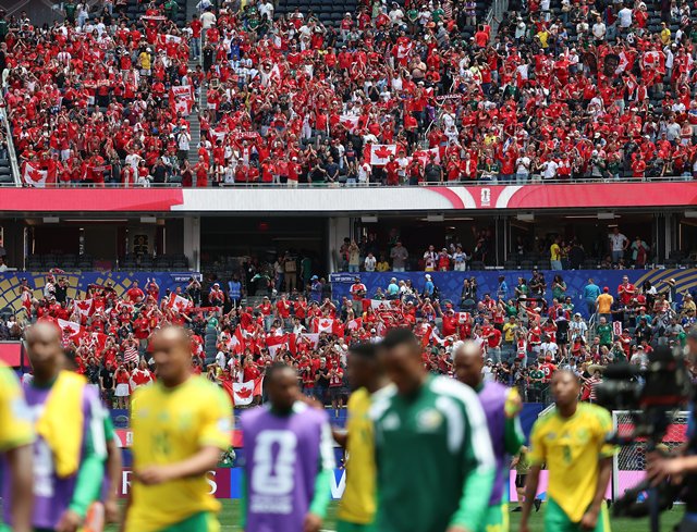 캐나다 팬들이 미국 로스앤젤레스 LA 스타디움에서 28일 열린 2026 FIFA 월드컵 32강전에서 캐나다가 남아프리카공화국을 꺾은 뒤 승리를 자축하고 있다. /뉴시스·신화통신