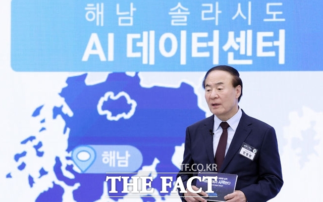 전영현 삼성전자 대표이사 부회장이 30일 광주광역시 김대중컨벤션센터에서 열린 '서남권 첨단산업 발전비전 국민보고회'에서 투자 계획을 발표하고 있다. /뉴시스