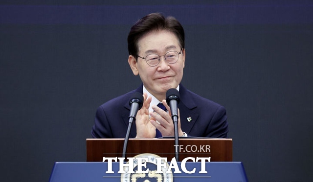 이재명 대통령이 30일 광주 김대중컨벤션센터에서 열린 서남권 첨단산업 발전비전 국민보고회에서 축사를 하며 박수를 치고 있다. /뉴시스