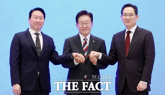 이재용 삼성전자 회장(오른쪽부터), 이재명 대통령, 최태원 SK그룹 회장이 지난 29일 청와대 영빈관에서 열린 '대한민국 대도약 3대 메가프로젝트 국민보고회'에서 기념 촬영을 하고 있다. /뉴시스