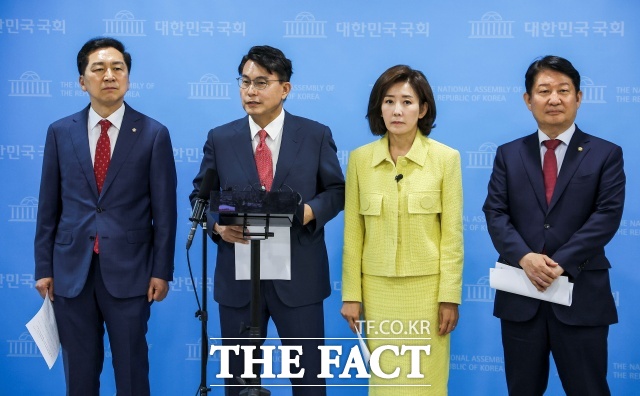 나경원 국민의힘 의원을 비롯한 김기현, 윤상현, 권영진 의원이 1일 서울 여의도 국회 소통관에서 권창영 종합특검팀의 야당 국회의원 탄압수사 규탄 기자회견을 마친 뒤 백브리핑을 하고 있다. /뉴시스