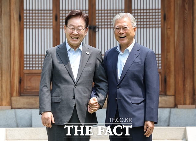 이재명 대통령이 1일 청와대 상춘재에서 문재인 전 대통령과 오찬 회동을 하기 전 기념촬영을 하고 있다. /뉴시스