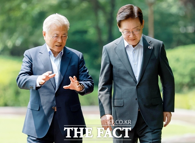 이재명 대통령과 문재인 전 대통령이 1일 청와대에서 오찬을 위해 이동하며 대화하고 있다. /뉴시스