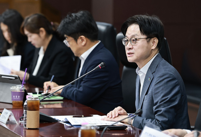 김정관 산업통상부는 장관(맨 앞)은 1일 서울 한국무역보험공사에서 철강업계 긴급 간담회를 개최했다. / 산업통상부