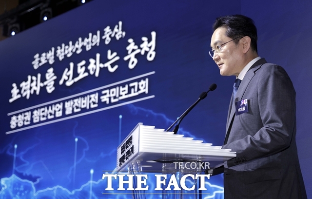 이재용 삼성전자 회장이 2일 충남 아산시에서 열린 이재명 대통령 주재 '충청권 첨단산업 발전비전 국민보고회'에서 환영사를 하고 있다. /뉴시스