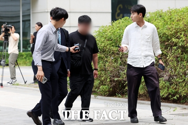 잠실 개표소 봉쇄 시위 초반 현장에서 근무 중이던 경찰관을 폭행한 혐의를 받는 20대 남성 A 씨가 지난 2일 서울동부지법에서 열린 구속 전 피의자 심문(영장실질심사)에 출석하고 있다. /뉴시스
