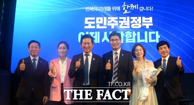 당권 주자인 정청래 전 대표가 이틀 연속 호남을 찾으며 권리당원 표심 잡기에 나섰다. 사진은 1일 전북 전주시 전북특별자치도청에서 열린 이원택 전북특별자치도지사 취임식에 참석한 정(가운데 왼쪽) 전 대표와 이(가운데 오른쪽) 도지사를 비롯한 관계자들. /뉴시스