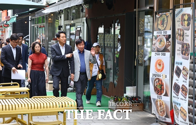 오세훈 서울시장이 3일 오후 민선 9기 첫 민생 행보로 서울 강서구 마곡미술길 방문해 거리를 둘러보고 있다. /뉴시스