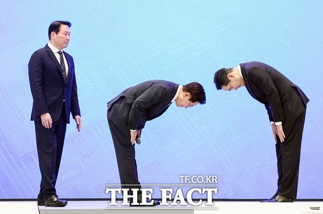 이재명 대통령과 이재용 삼성전자 회장이 6월 29일 청와대 영빈관에서 열린 대한민국 대도약 3대 메가프로젝트 국민보고회에서 서로 허리를 숙여 인사하고 있다. /뉴시스
