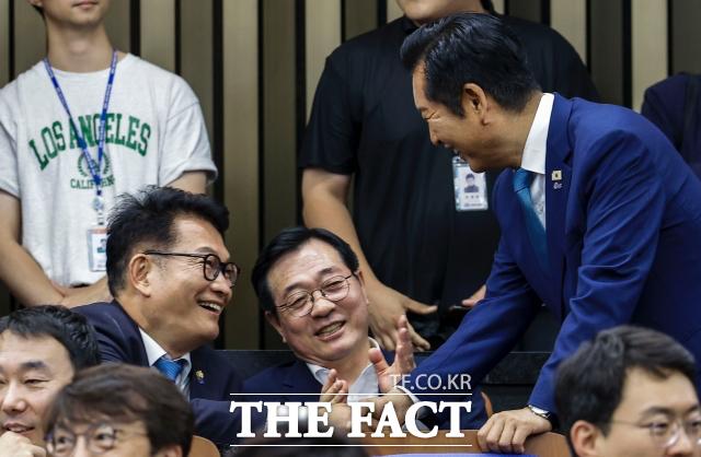 송영길 더불어민주당 의원과 정청래 전 대표가 지난달 30일 서울 여의도 국회에서 열린 더불어민주당 의원총회에서 인사를 나누고 있는 모습. /뉴시스