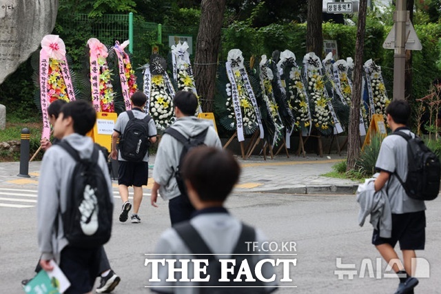지난달 29일 고교야구 대회 도중 광주일고를 향해 스타벅스 가야지 응원 구호를 외쳐 논란을 빚은 배재고 야구부를 비판하는 근조 화환이 2일 서울 강동구 배재고등학교 앞에 놓여 있다. /뉴시스