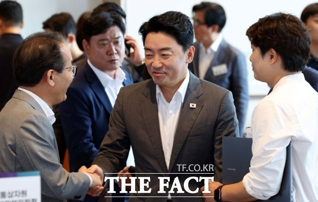 강훈식 대통령 비서실장이 더불어민주당 의원들에게 
