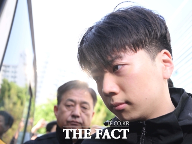 장윤기(23)가 지난 5월 광주 서구 서부경찰서에서 송치되고 있다. /뉴시스