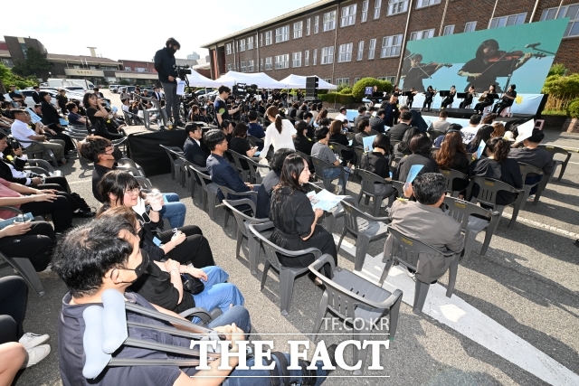 지난 6월21일 광주 광산구 광주광역시교육청시민협치진흥원에서 숨진 여고생의 49재 추모식이 열리고 있다. 응급구조사가 꿈이었던 여고생은 지난 어린이날이었던 5월5일 귀가 도중 계획범죄를 노리고 접근한 장윤기(23)에 의해 숨졌다. /뉴시스