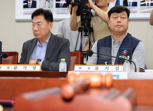 류기정(왼쪽) 최저임금위원회 사용자 위원과 류기섭 근로자 위원이 7일 오후 세종시 정부세종청사에서 열린 최저임금위 제12차 전원회의에서 나란히 앉아 다른 곳을 바라보고 있다. / 뉴시스