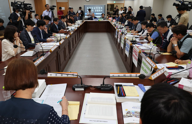 최저임금위원회는 7일 정부세종청사에서 제12차 전원회의를 열고 내년도 최저임금 수준 심의를 이어갔다. 최임위 근로자, 사용자, 공익위원들이 7일 오후 세종시 정부세종청사 제12차 전원회의를 하고 있다. / 뉴시스