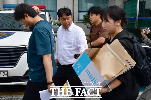 광주지검 수사관들이 7일 광주 광산경찰서에서 장윤기(23) 여고생 살해 사건의 부실 수사와 경찰 유착 의혹을 규명하기 위한 압수수색 물품을 챙겨 이동하고 있다. /뉴시스