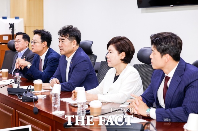 징계 강행 시 당내 계파 갈등 표출이 불가피한 반면, 수위를 낮추거나 철회할 경우 강성 지지층의 반발과 당 기강 확립이라는 명분이 약화할 수 있다는 분석이 나온다. 사진은 이성권 국민의힘 의원을 비롯한 소속 의원들이 7일 서울 여의도 국회 의원회관에서 열린 대안과 미래 조찬모임에 참석해 있는 모습. /뉴시스