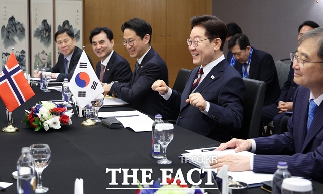이재명 대통령이 8일(현지시간) 튀르키예 앙카라 시내의 한 호텔에서 가진 요나스 가르 스퇴레 노르웨이 총리와의 정상회담에서 월드컵에서 화제가 된 노르웨이의 '노젓기' 세레머니를 따라하며 미소를 짓고 있다. /뉴시스