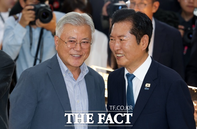 정치권에서는 고민정 의원의 출마가 정청래 전 대표의 득표 전략에 상당한 악재로 작용할 수 있다고 분석했다. 사진은 지난달 24일 서울 강남구 코엑스에서 열린 2026 서울국제도서전 평산책방 부스에서 문재인 전 대통령을 만나 인사하고 있는 정 전 대표. /뉴시스
