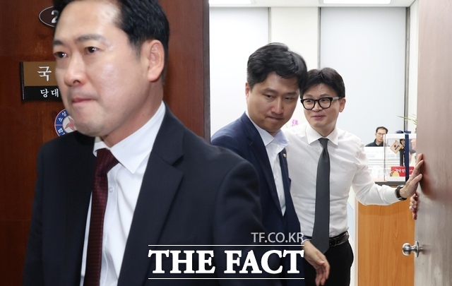 장동혁 국민의힘 대표(왼쪽)와 한동훈 무소속 의원이 상반된 정치 전략을 택하면서 당내 주도권 경쟁이 다른 양상으로 전개되고 있다. /뉴시스