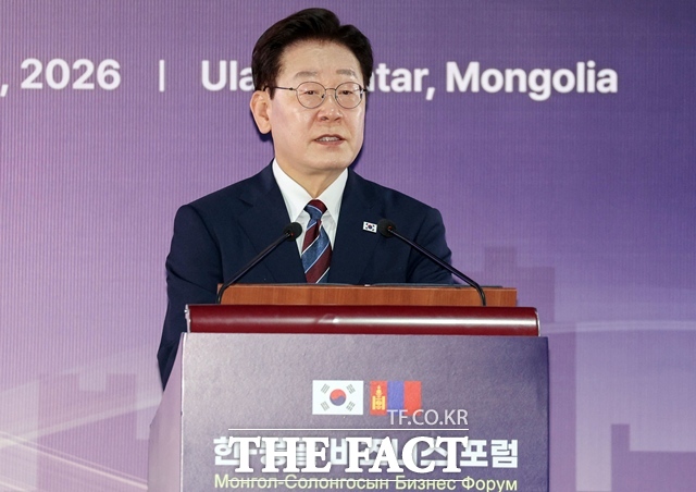 이재명 대통령이 9일(현지시간) 몽골 울란바타르 시내 한 호텔에서 열린 한-몽골 비즈니스포럼에서 축사를 하고 있다. /뉴시스