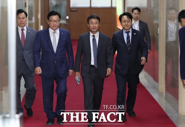 조정식 국회의장이 9일 여야 지도부와이 회동에서 제헌절 전까지 원 구성을 마무리할 것을 강력히 촉구했다. 사진은 한병도(가운데) 더불어민주당 원내대표와 정점식 국민의힘 원내대표가 지난달 30일 오후 서울 여의도 국회에서 국회의장 주재 여야 교섭단체 원내대표 회동을 마치고 밖으로 이동하고 있는 모습. /뉴시스