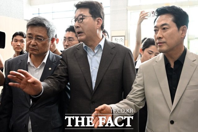 장동혁 국민의힘 대표가 거침없이 장외 행보를 이어가고 있다. 사진은 장 대표(오른쪽)를 비롯한 의원들이 9일 오후 전남광주통합특별시 광산구 광주경찰청을 방문, '장윤기 사건' 부실 수사 의혹과 관련해 김영근 광주경찰청장과 면담을 요구하는 모습. /뉴시스