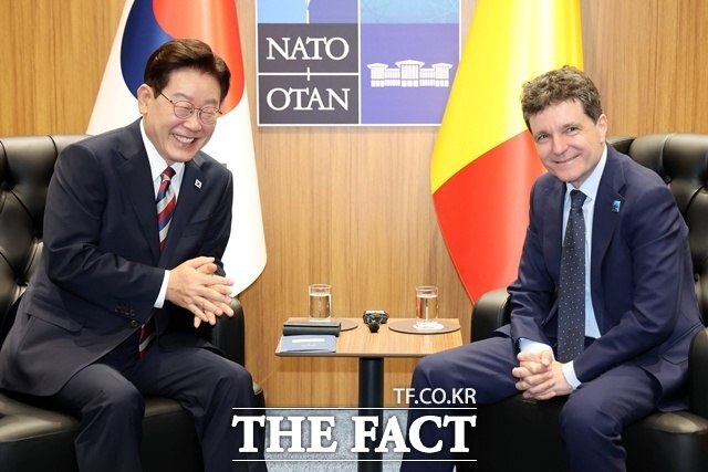 이재명 대통령이 8일(현지시간) 튀르키예 앙카라 NATO 정상회의장에서 니쿠쇼르 단 루마니아 대통령과 정상회담을 갖고 있다. /뉴시스
