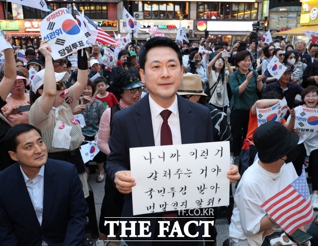 당의 지지율이 하락세를 면치 못하고 있는 상황에서, 이 같은 장외 투쟁을 두고 당 안팎의 우려가 제기된다. 사진은 장동혁 국민의힘 대표가 8일 인천 남동구 구월로데오광장에서 열린 인천 참정권수호 민주화운동 집회에 참석해 피켓을 들고 있는 모습. /뉴시스