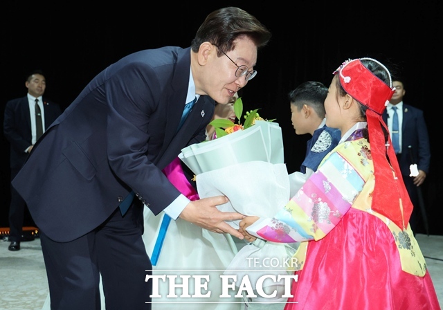 이재명 대통령이 10일(현지시간) 몽골 울란바타르 시내 한 호텔에서 열린 동포 오찬간담회에서 화동에게 꽃다발을 받고 있다. /뉴시스