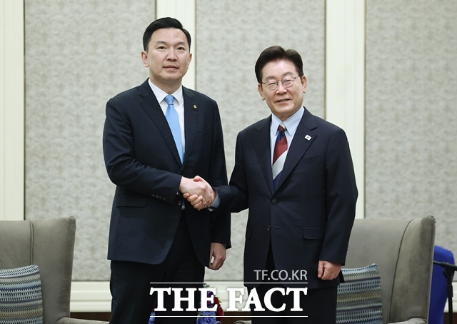 이재명 대통령이 10일(현지시간) 몽골 울란바타르 시내 한 호텔에서 냠 오소르 오츠랄 총리를 접견하고 기념촬영을 하고 있다. /뉴시스