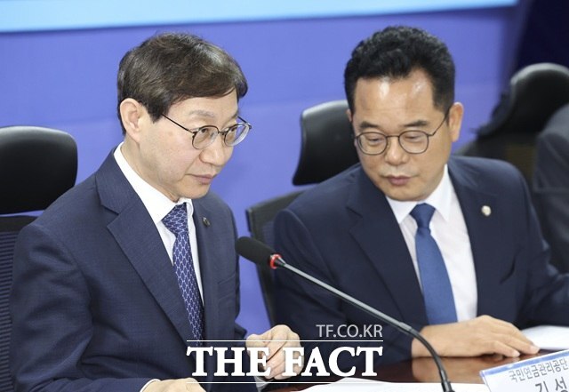 을지로위원회는 홈플러스 회생 협조를 이끌어내기 위해 향후 가용 수단을 총동원, MBK와 메리츠를 압박한다는 계획이다. 국회 청문회 추진은 물론, 국민연금공단에 MBK에 대한 2조 2000억원에 달하는 투자금 회수 요청도 불사할 것으로 보인다. 사진은 민병덕 민주당 을지로위원회 위원장(오른쪽)과 김성주 국민연금관리공단 이사장이 지난 9일 국회 의원회관에서 열린 '홈플러스 회생을 위한 국민연금공단 이사장 간담회'에서 이야기를 나누고 있는 모습. /뉴시스