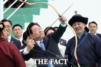  李 대통령, 몽골 나담축제 첫 주빈으로 참석…전통 활쏘기 체험도