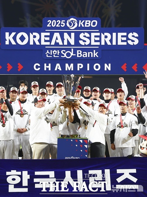 2026시즌 최대 관심사는 LG 트윈스의 한국시리즈 2연패다. LG는 주전들의 부상과 부진의 어려운 여건 속에서도 삼성 라이온즈에 승차 없이 2위로 전반기를 마쳤다. 후반기엔 더욱 힘겨운 여정이 기다리고 있다. /뉴시스