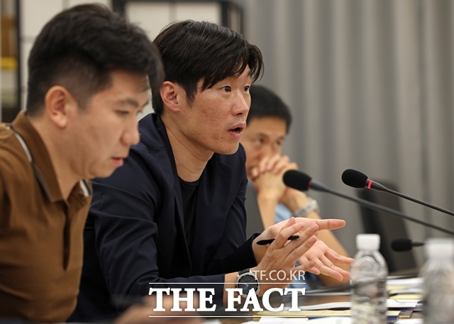 K-축구 혁신위원회 공동위원장인 박지성 국제축구연맹(FIFA) 분과위원회 위원이 13일 서울 종로구 국립현대미술관 서울관에서 열린 혁신위 2차 회의에서 발언하고 있다. /사진=문화체육관광부·뉴시스