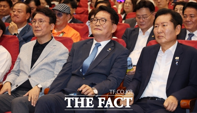 더불어민주당 전당대회에서 선호투표제와 함께 처음 도입되는 '1인1표제'가 당권 경쟁의 핵심 변수로 떠오른 가운데, 권리당원 표심을 둘러싼 각 후보의 경쟁도 치열해지고 있다. 사진은 지난 12일 서울 여의도 국회의원회관에서 열린 전국자치분권민주지도자회의(KDLC)에서 더불어민주당 당 대표 후보 김민석(왼쪽부터) 전 국무총리, 송영길 의원, 전청래 전 대표가 자리하고 있는 모습. /뉴시스