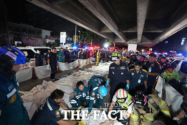 태국 방콕 주점에서 발생한 화재 참사로 당국이 희생자들의 주검을 수습하고 있다. /방콕=AP.뉴시스